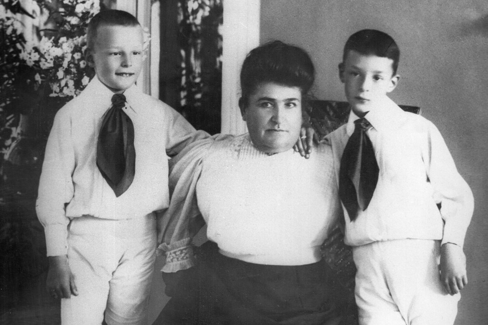 Сережа (слева) и Володя (справа) Набоковы со своей гувернанткой-француженкой Сесиль Миотон. 