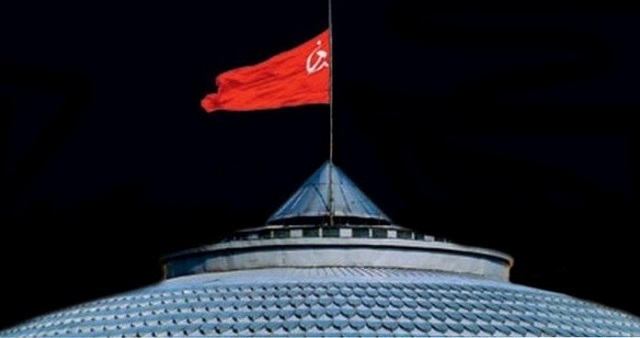 Спуск государственного флага СССР над Кремлем 25.12.1991. Источник изображения: сайт rutube.ru