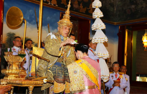 Коронация Рамы Х, корона - чистое золото, весит 7.300 гр, т.е тяжелее головы, как ноит - неясно   