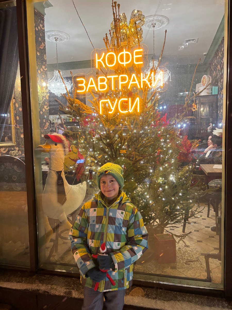 Фото автора. Здесь даже не нужно украшать вход с улицы, большие витрины позволяют заглянуть внутрь и насладиться украшением зала