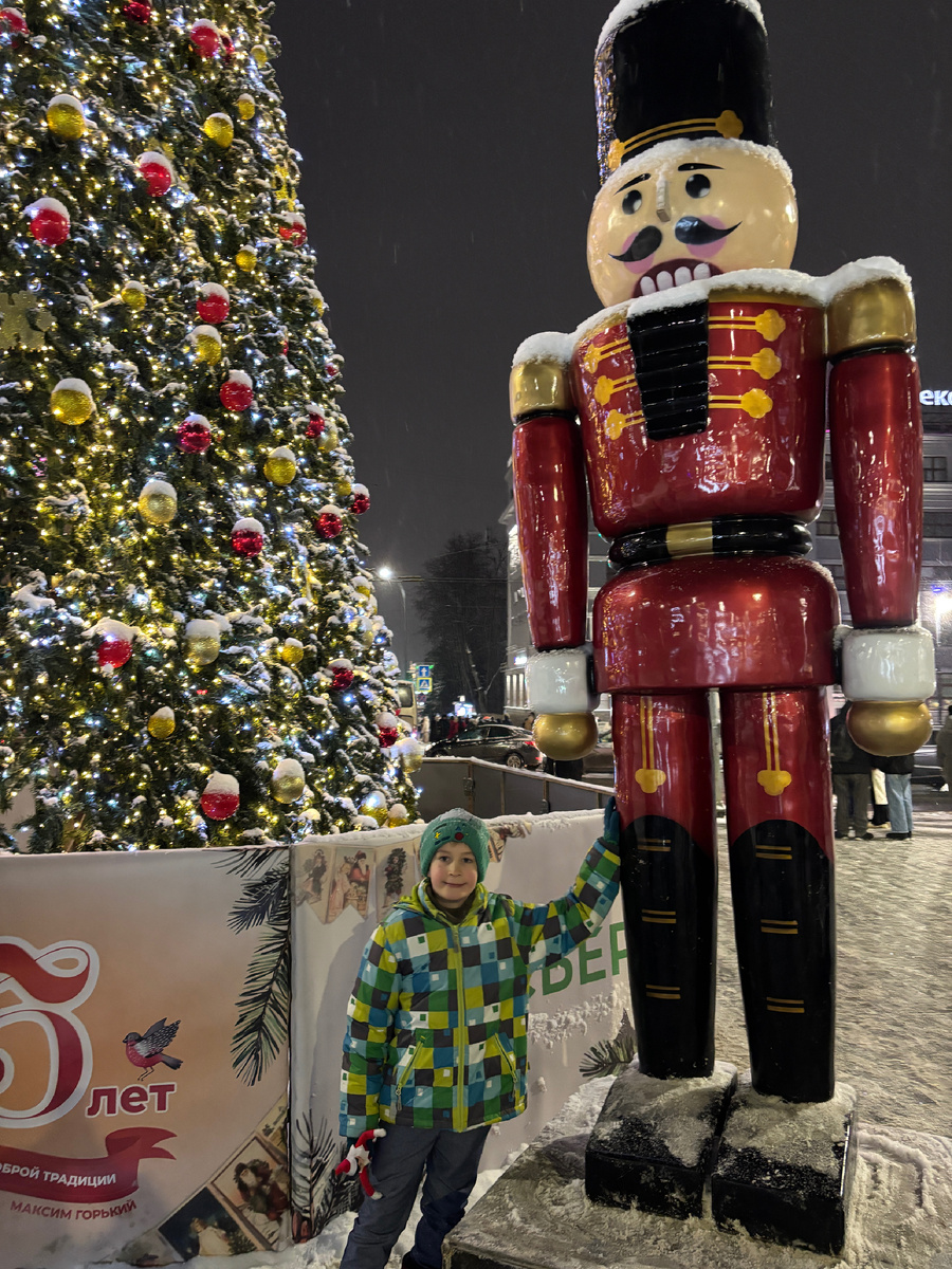 Фото автора. Уже года три возле елки на пл. Горького «дежурят» Щелкунчики, Петя их очень любит 