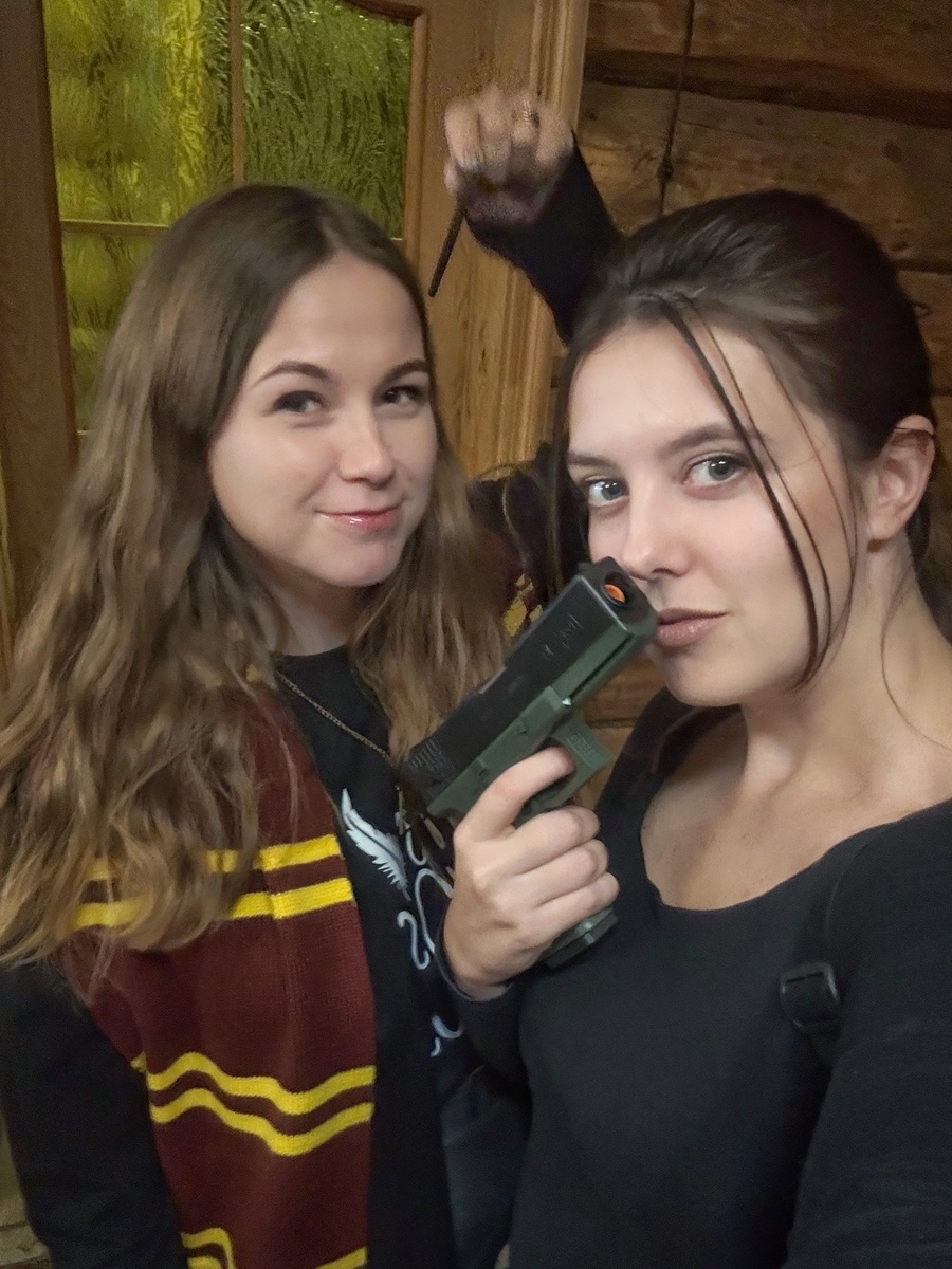 Это наши с Кристиной образы для вечеринки. Со мной, наверное, всё понятно, а как насчёт Крис? Догадались, что это за опасная дама?)