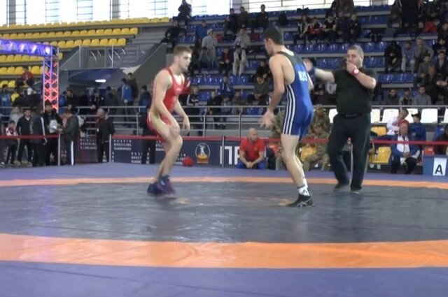    Антон Якименко (в красном) и борец из КБР Рахим Гурдалиев (2019 год). Фото: кадр видео