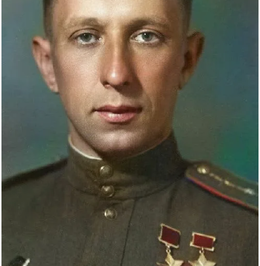 Летчик-бомбардировщик, воевал всю войну, ни разу не был сбит, но однажды чуть не пострадал от своих