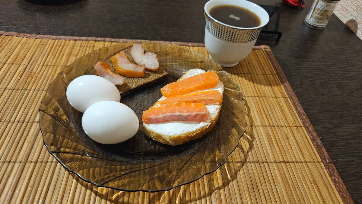 Белки - 27,85 гр, жиры - 14,92 гр, углеводы - 24,02 гр.