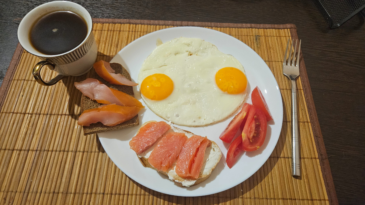 Белки - 29,45 гр, жиры - 18,11 гр, углеводы - 29,45 гр.