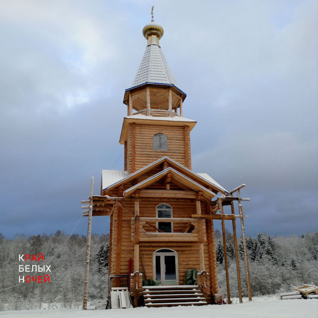 Строительство колокольни рядом с церковью близится к завершению