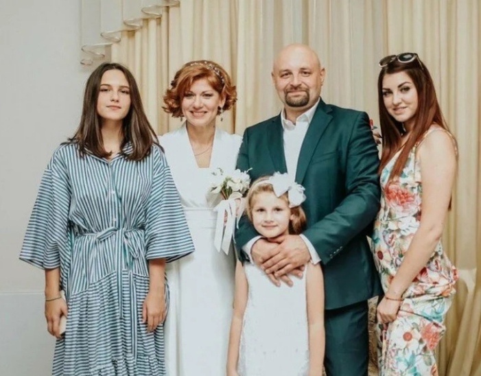 Елена Бирюкова и Илья Хорошилов с дочками./Фото: dgphoto.ru