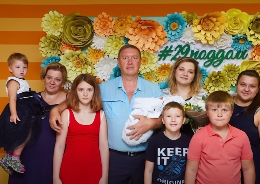 Фотография Надежды в окружении семьи