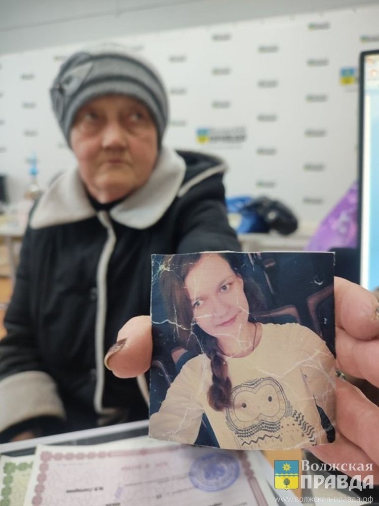 Марина Александровна с фотографией погибшей дочери Софии📷    Промеж бабушек: как малышка из Волжского оказалась на «линии огня» между самыми близкими
