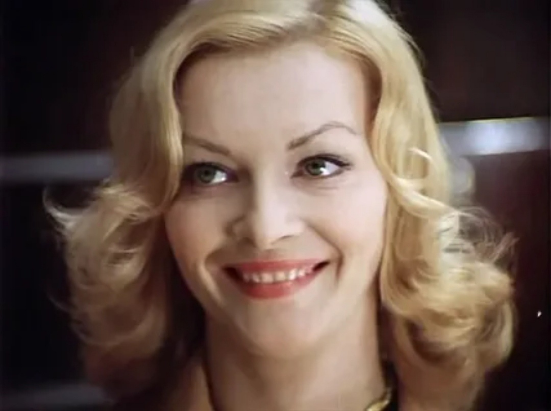 Красавица Барбара Брыльска. ,, Какие у нас с вами нужные профессии!" - сказал Женя Лукашин. Судя по зарплате- нет!"- ответила Надя Шевелёва