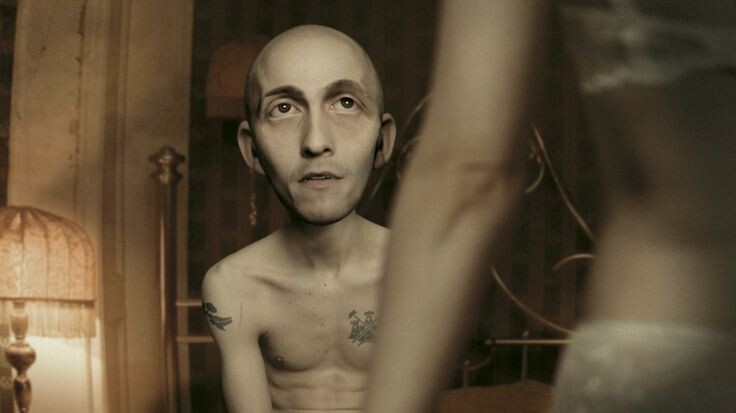 Метропия (2009) Добро пожаловать в "Метропию" — место, где каждый ваш шаг просчитывается системой, а каждая мысль — это продукт рекламы. Этот фильм — как "1984", поданный на тарелке с чёрной икрой киберпанка.

Сюжет о мужчине, который слышит голос в своей голове, идущий из шампуня, звучит как безумие, и это именно так. Мрачная палитра фильма и гиперреалистичная анимация заставляют вас чувствовать себя пленником собственных страхов.

Смотреть это нужно, если: у вас есть паранойя, связанная с технологией, и вы хотите подогреть её до кипения.