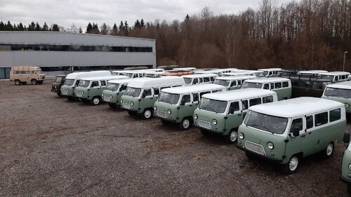 «Нивы» и УАЗы на стоянке дилерского центра Made in Russia в Германии