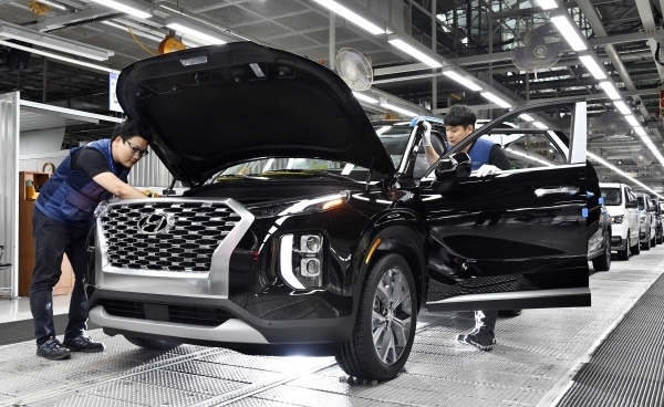 Работники завода Hyundai Motor Company в Ульсане осматривают внедорожник Palisade на сборочной линии (Hyundai Motor Company)
