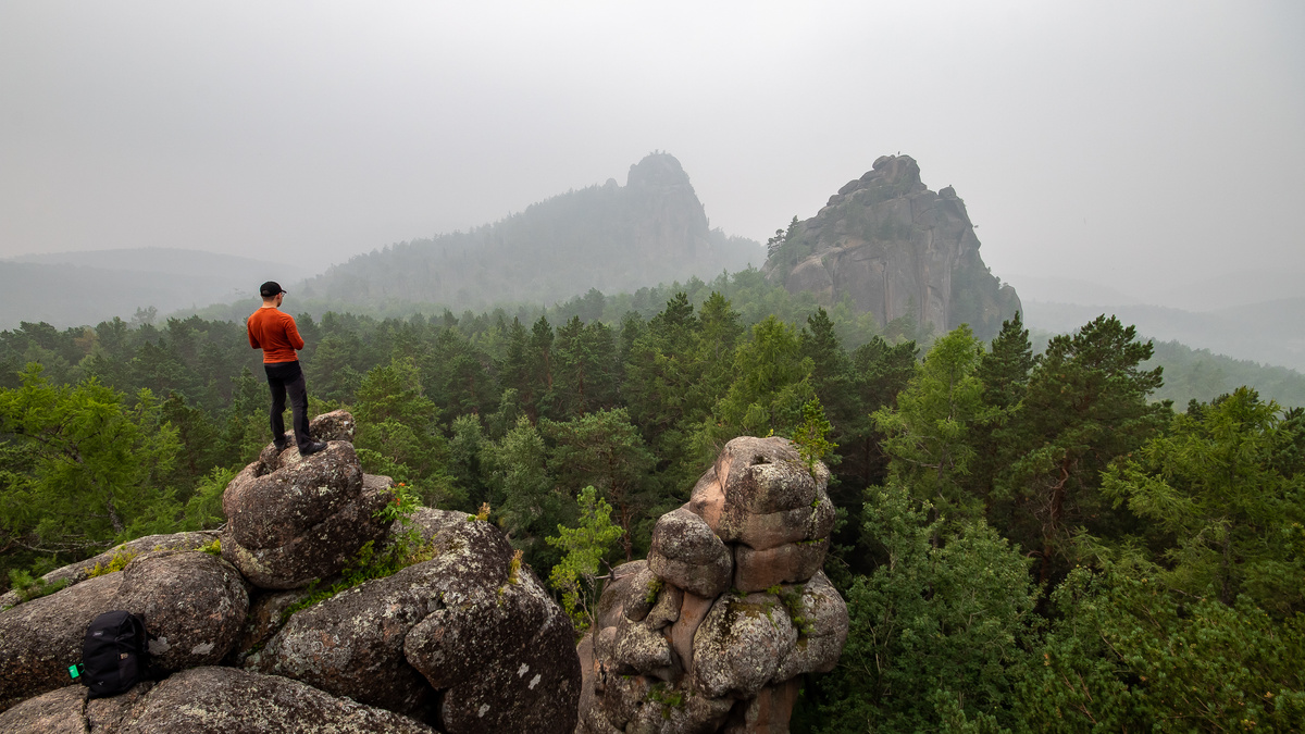 Вид со столба внучка на первый и второй столбы