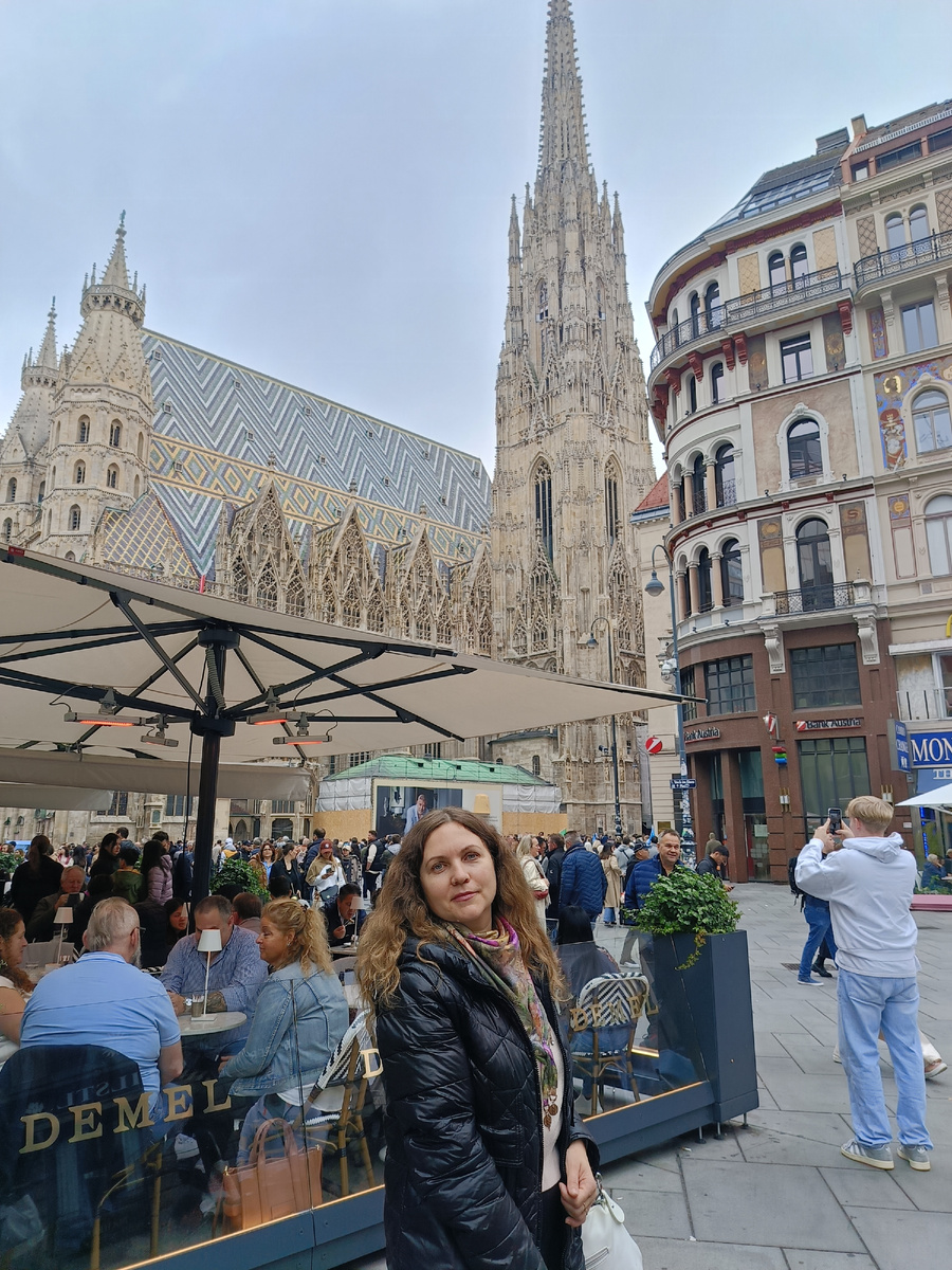 Ракурс обещал бы быть очень удачным, но в данном случае зонтик закрыл часть здания. 