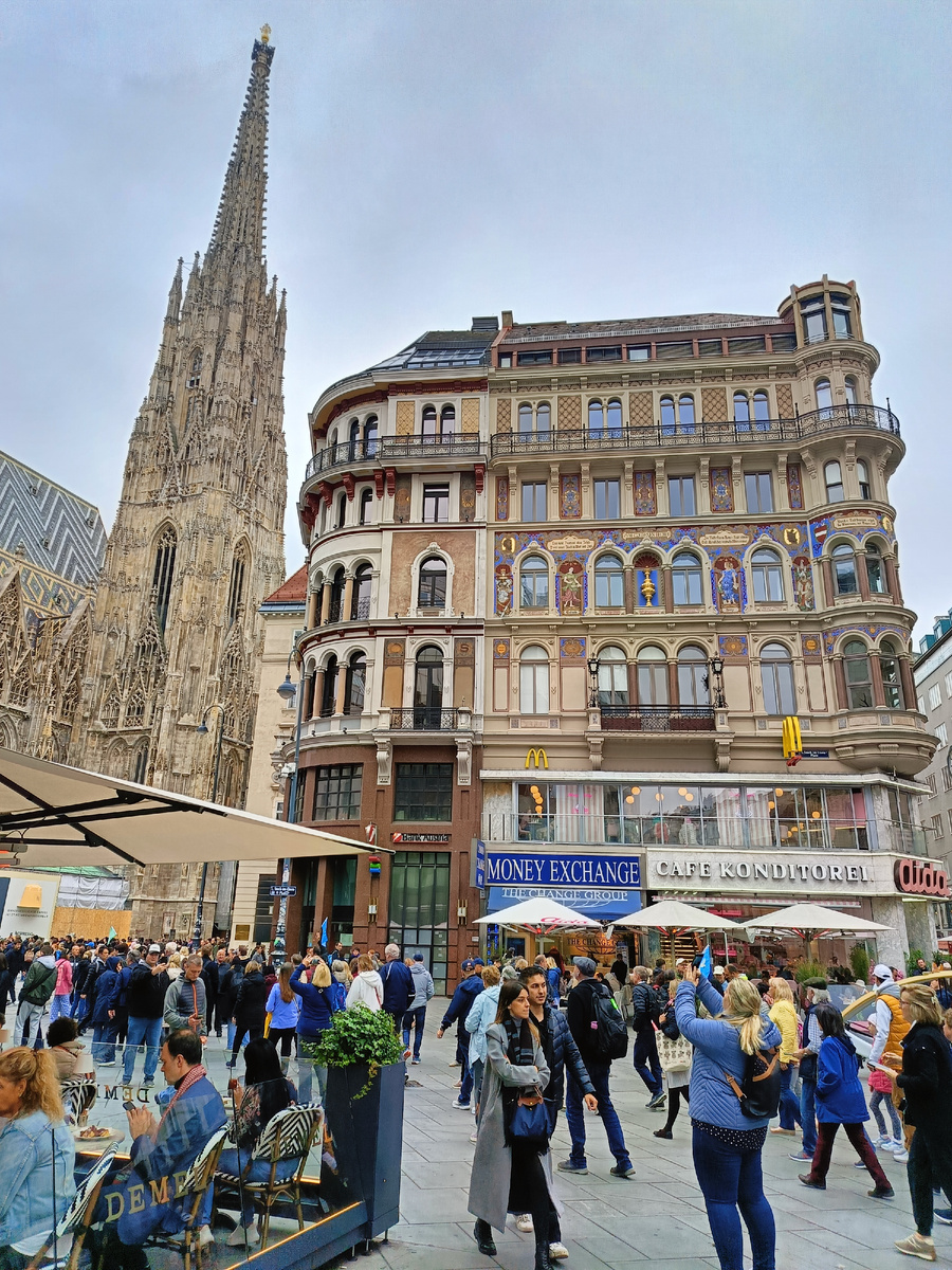 К сожалению, не нашла информацию, что это за здание. Наверное, надо ехать ещё...))