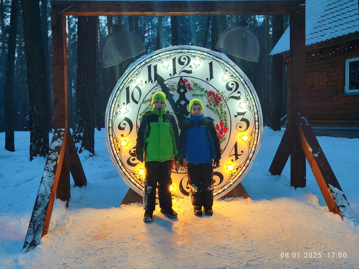 Паша и Вадим. Вадюха долго возмущался, что ему не позволили передвинуть стрелку, чтобы ровно полночь настала