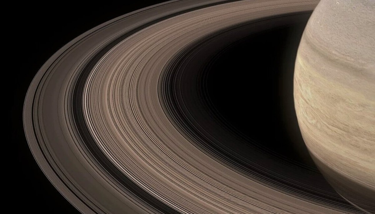    Каждый год ученые узнают о кольцах Сатурна что-то новое. Источник изображения: space.com
