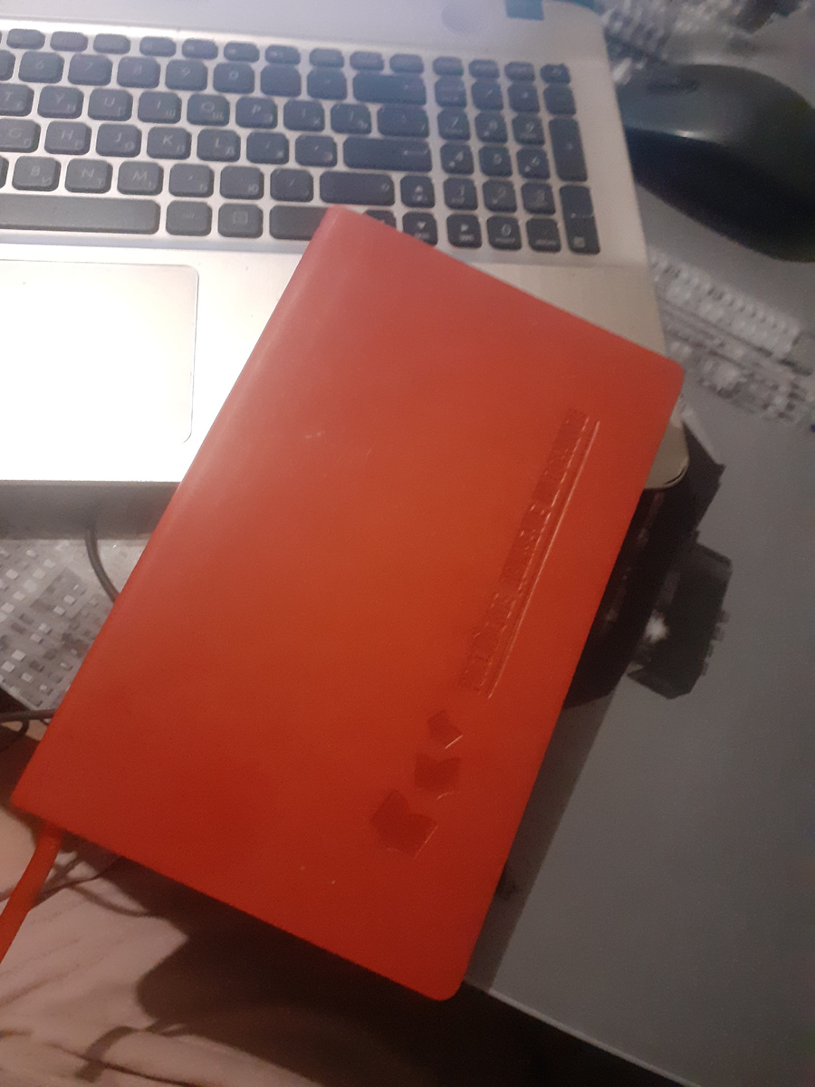 Приятный на ощупь плотный переплет