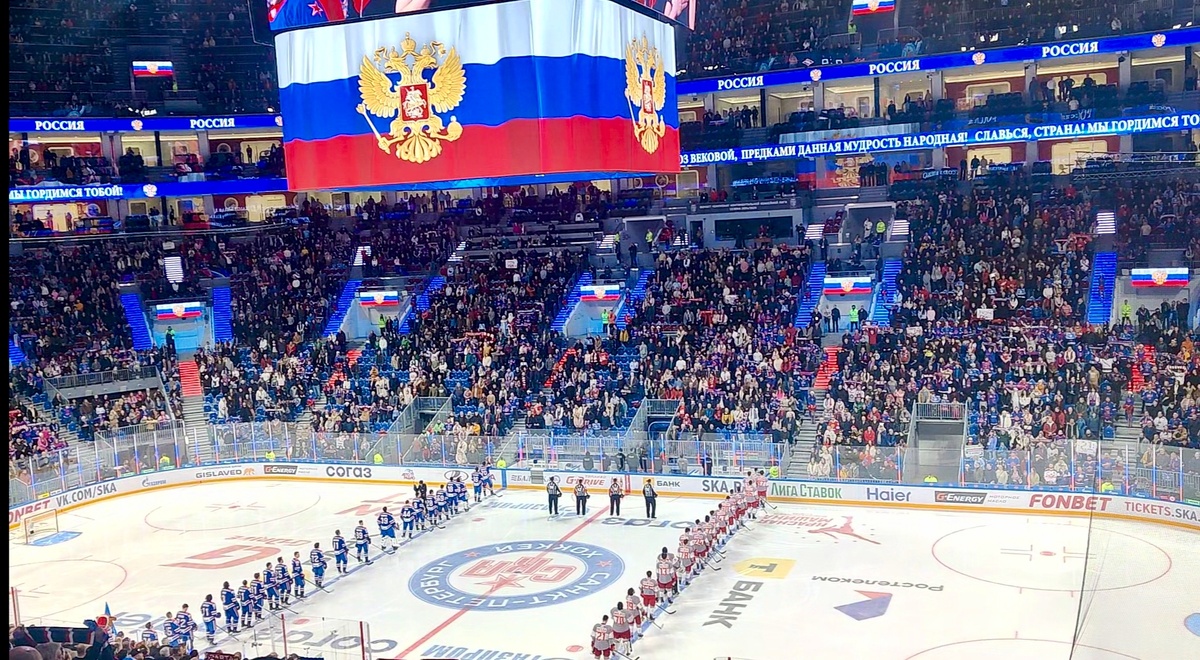 Начало матча,  игроки вышли на лёд. 