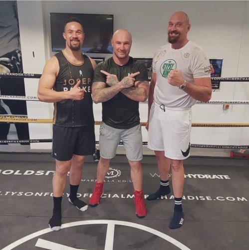 Камил Соколовски с почитателями своего таланта. Фото:boxing.pl