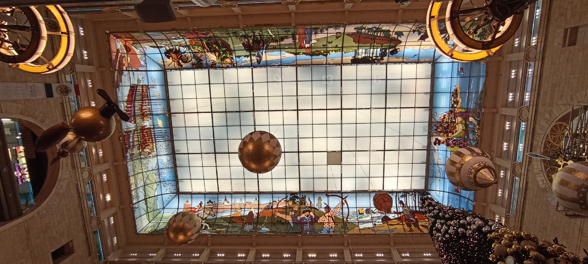 Купол здания выложен цветной мозаикой с сюжетами русских народных сказок