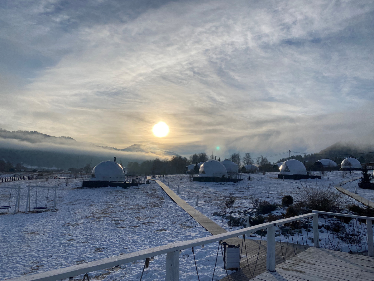 Справа наш купол, в котором мы проживали крайние сутки. 