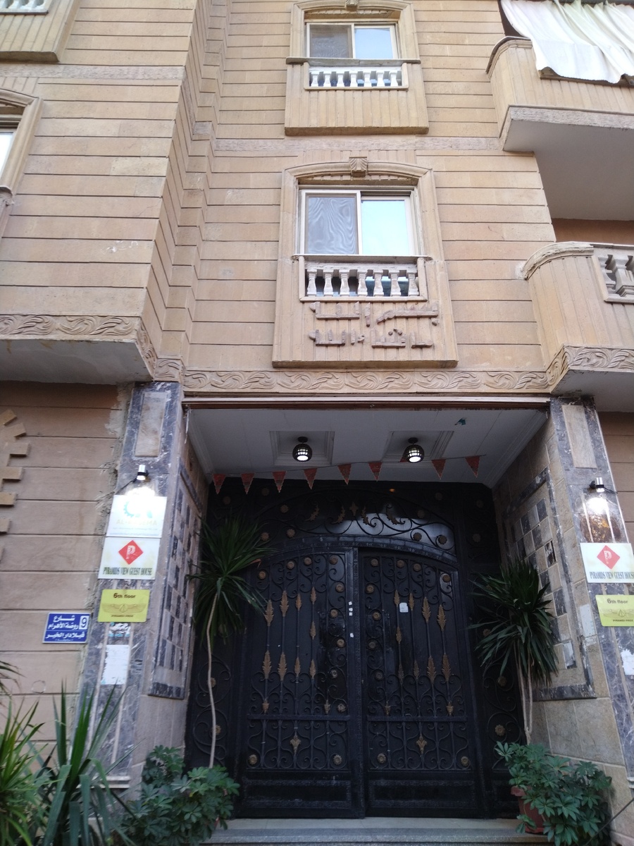 Входная дверь нашего отеля.