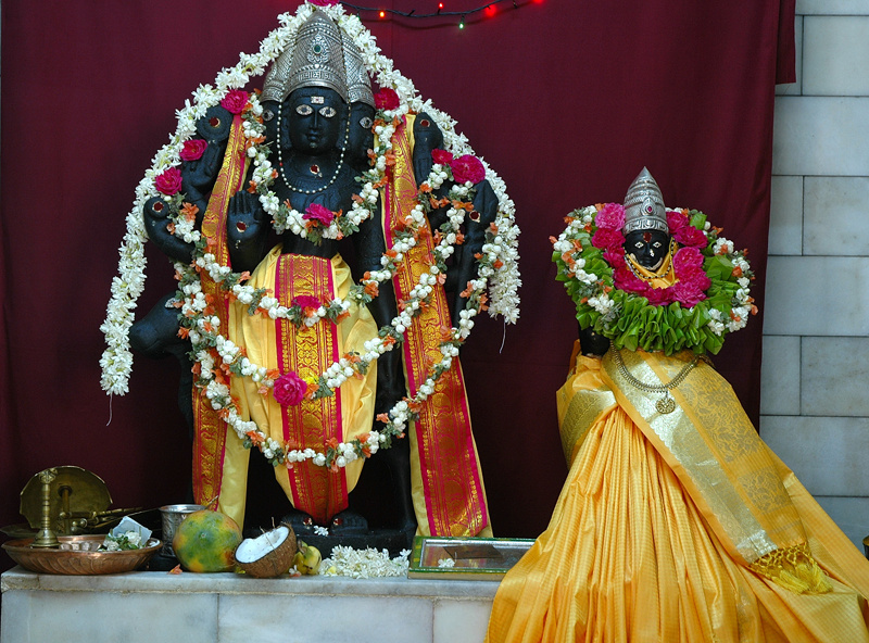 Шри Шьямакамала Лочана Даттатрея Свами и Анагха Деви в Датта Кешетре в Виджаяваде