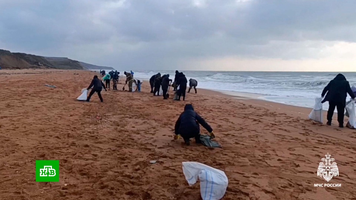    В Севастополе    из-за    выброса мазута ввели режим ЧС