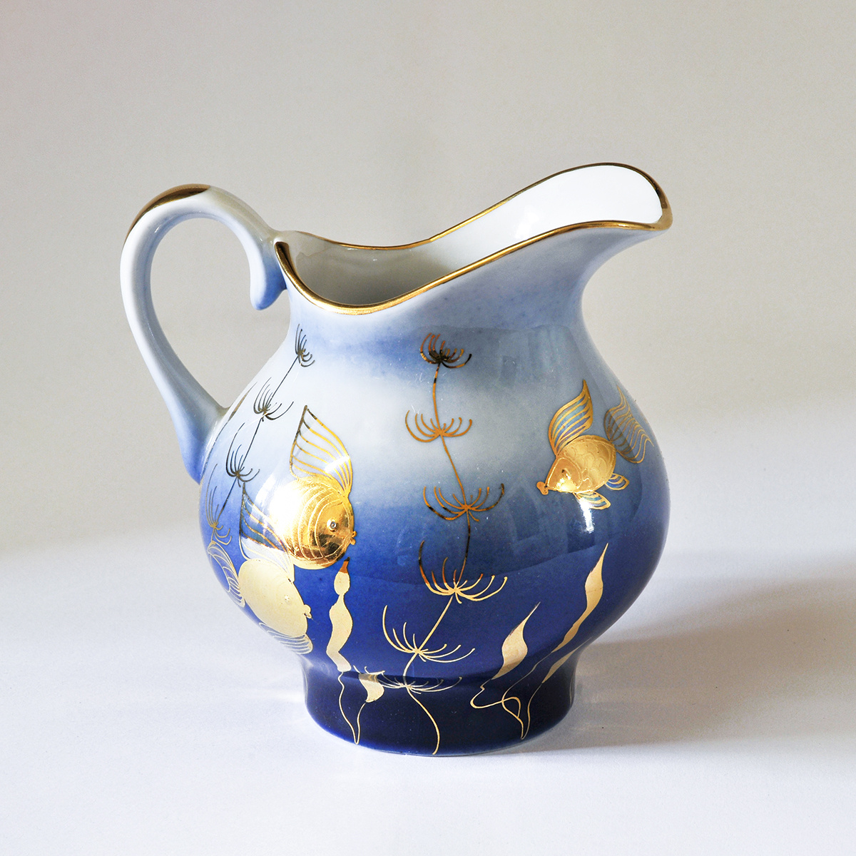 Молочник из кофейного сервиза «Золотая рыбка». 1990-2009, Богдановичский фарфоровый завод