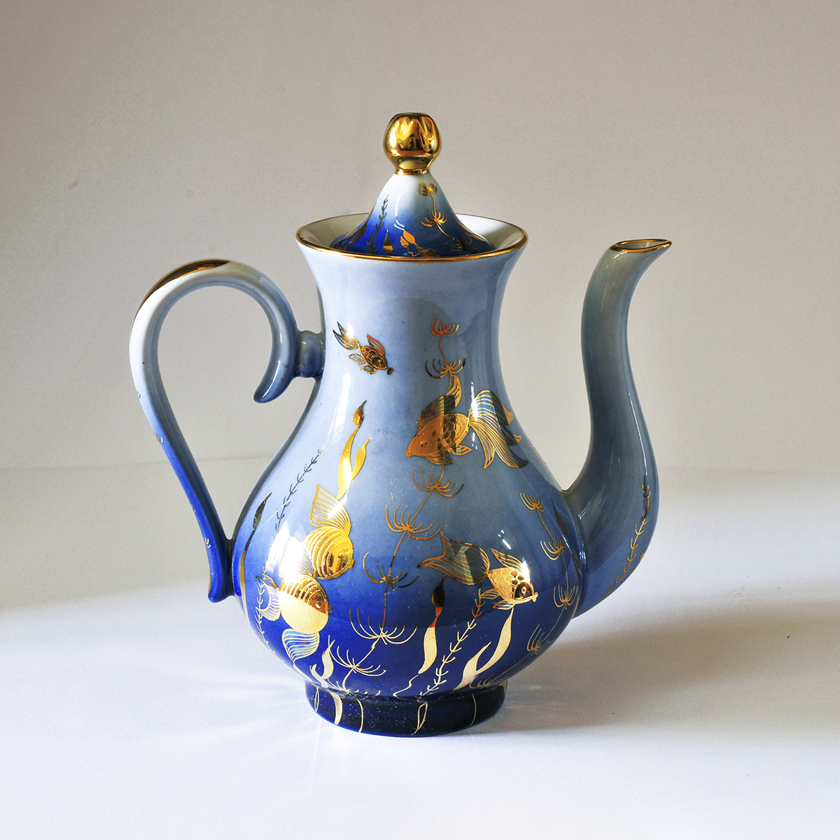Кофейник из кофейного сервиза «Золотая рыбка». 1990-2009, Богдановичский фарфоровый завод