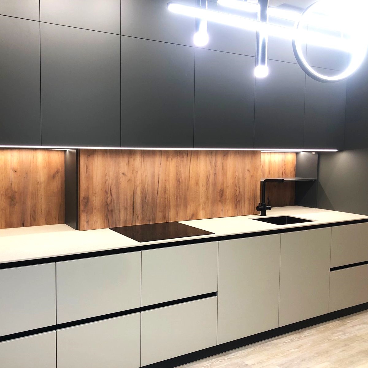 Скрытые GOLA ручки и интегрированная подсветка на кухне EGOIST.STUDIO