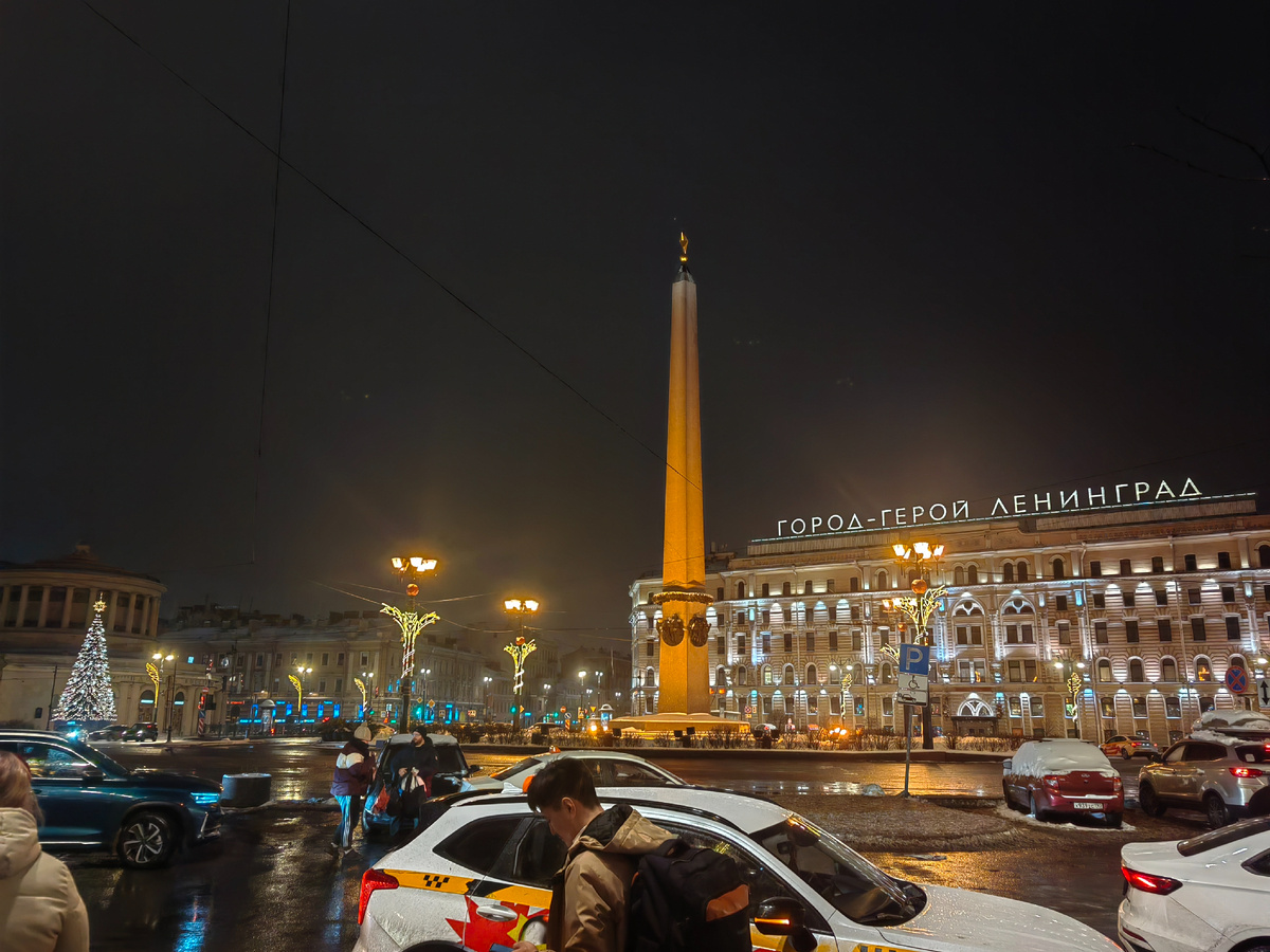 Раннее утро на площади у Московского вокзала