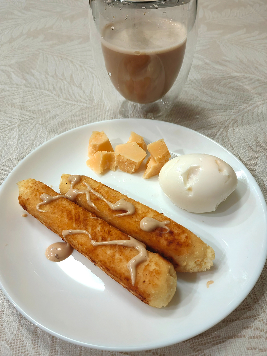 Картофельные палочки, ореховый соус, яйцо, сыр и кофе