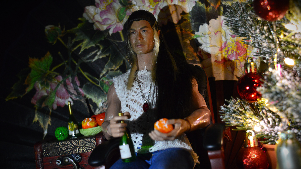 Dolls.myhobby: управляющий Кондор в своем президентском кресле у елки с шампанским и цитрусовыми