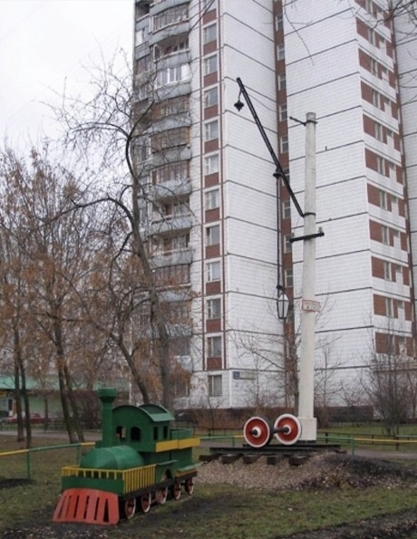 Памятник Бескудниковской ветке. Паровозик и одна из опор. Фото из октрытых источников.