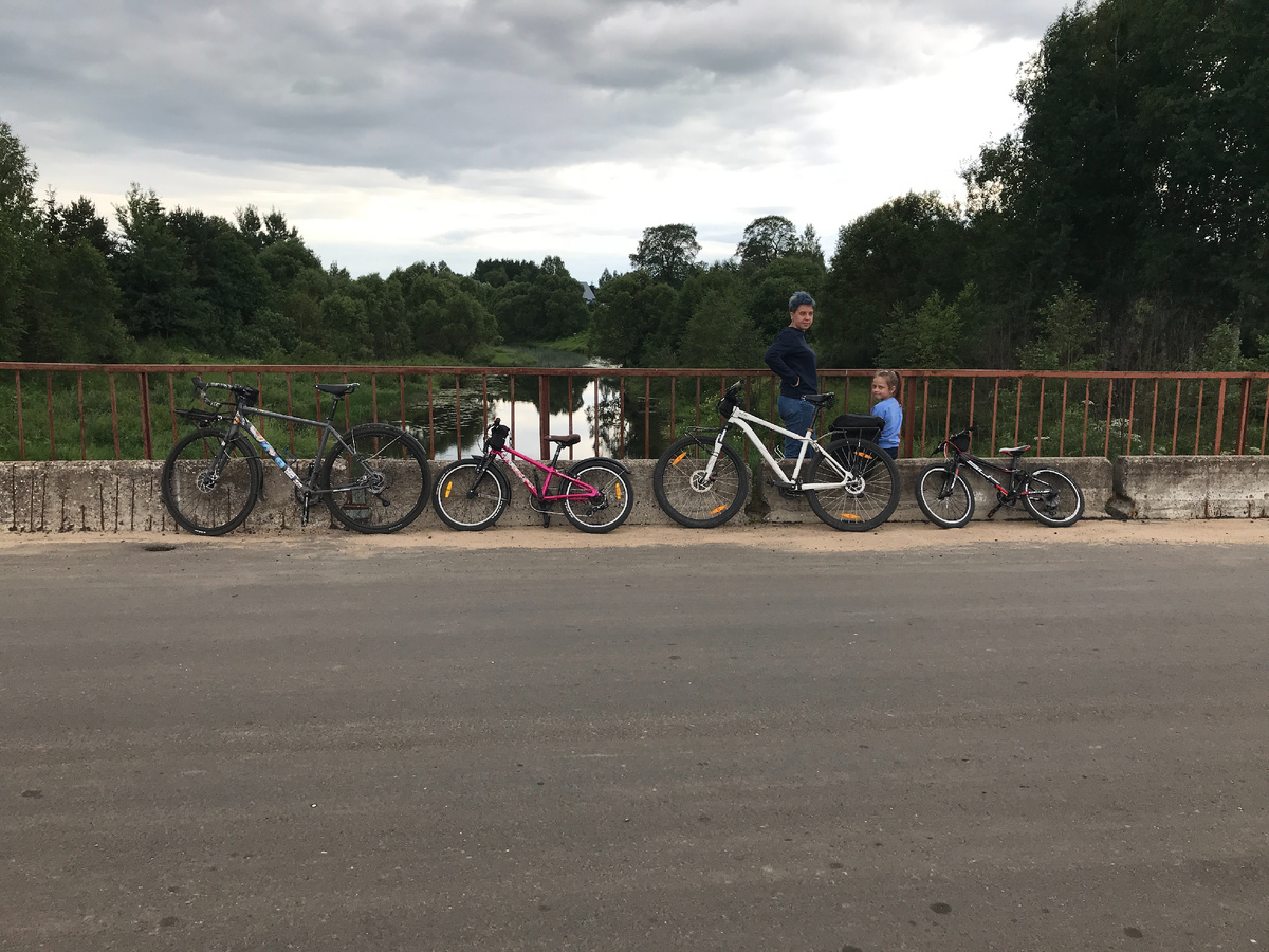 Отдых на мосту через р. Сабля в деревне Петрецово