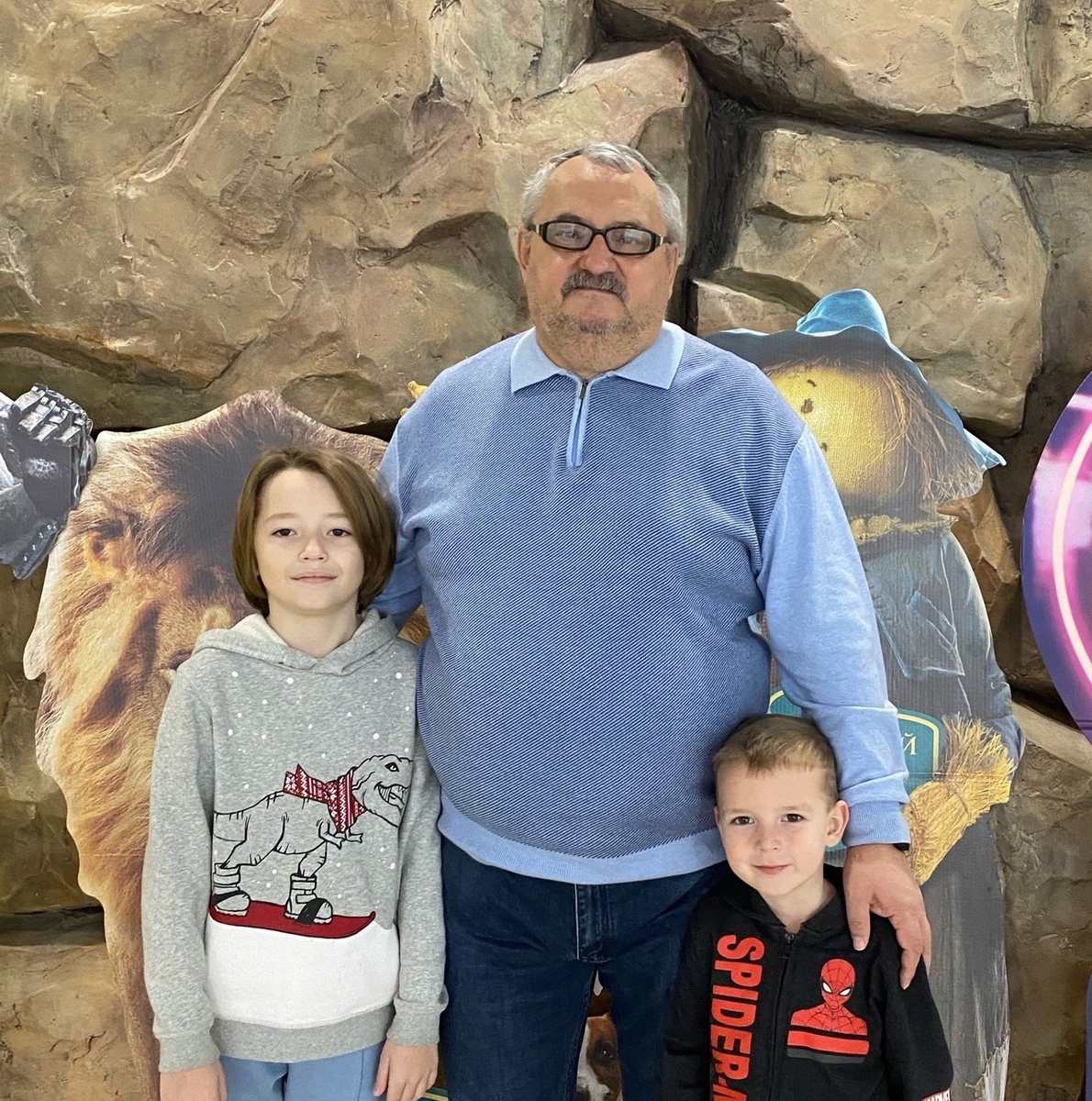 Мы с мальчишками любим ходить в кино. Фото автора. 