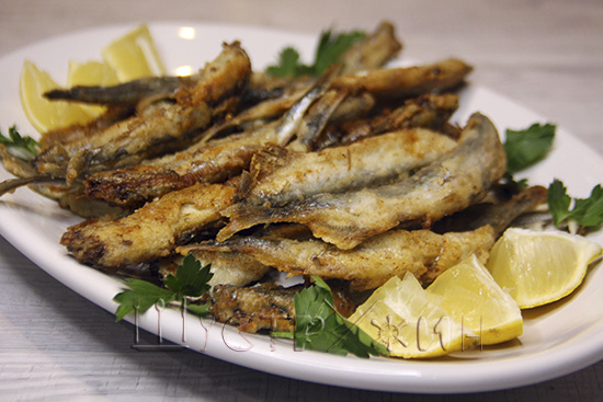 Жареная мойва. Как вкусно пожарить рыбку в муке на сковороде.