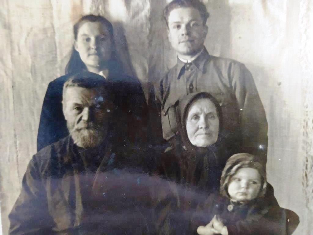 Бабушка Нина на фото в верхнем углу. А маленькая девочка — моя мама