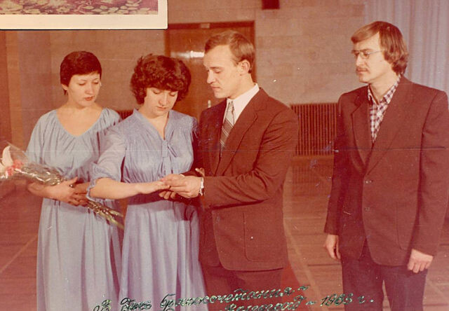 8 января 1983 года, Центральный ЗАГС Волгограда. Как этот фотограф нас незаметно снял, не знаю. Мы не заказывали фото и не позировали. За фотографией потом ездили специально.  Память какая осталась на всю жизнь.
