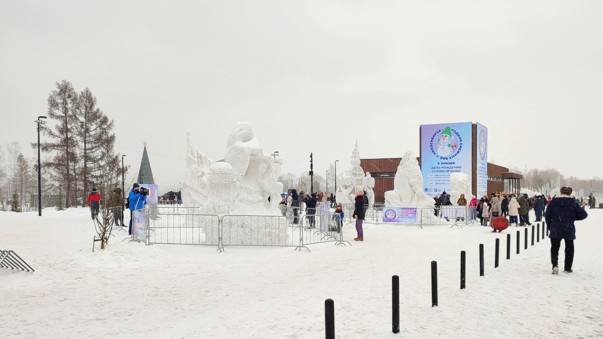 Найти было несложно, сразу в начале парка, напротив ледового дворца