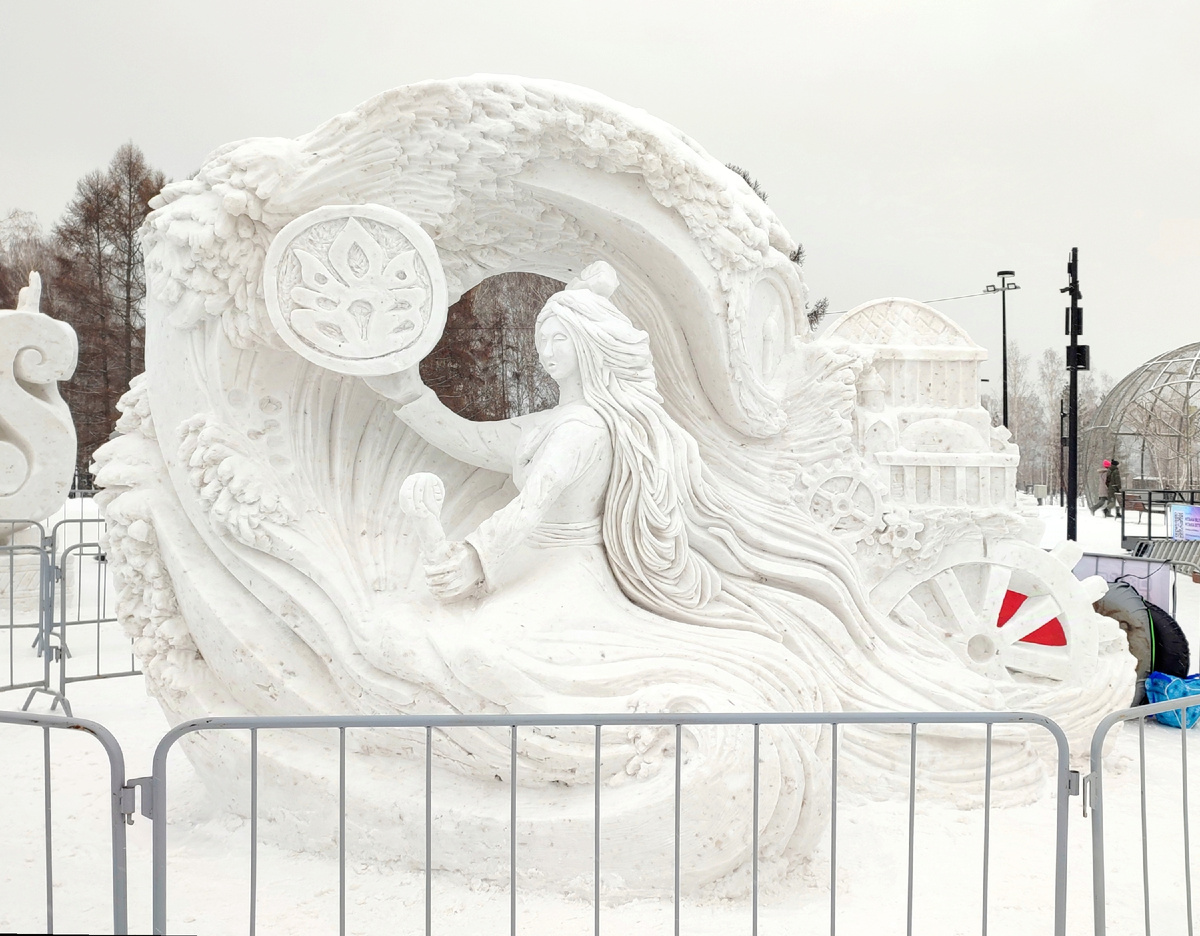 Шаманка с бубном в водовороте времен. И сбоку символы Новосибирска - Оперный театр, часовня Центр Державы, Бугринский мост