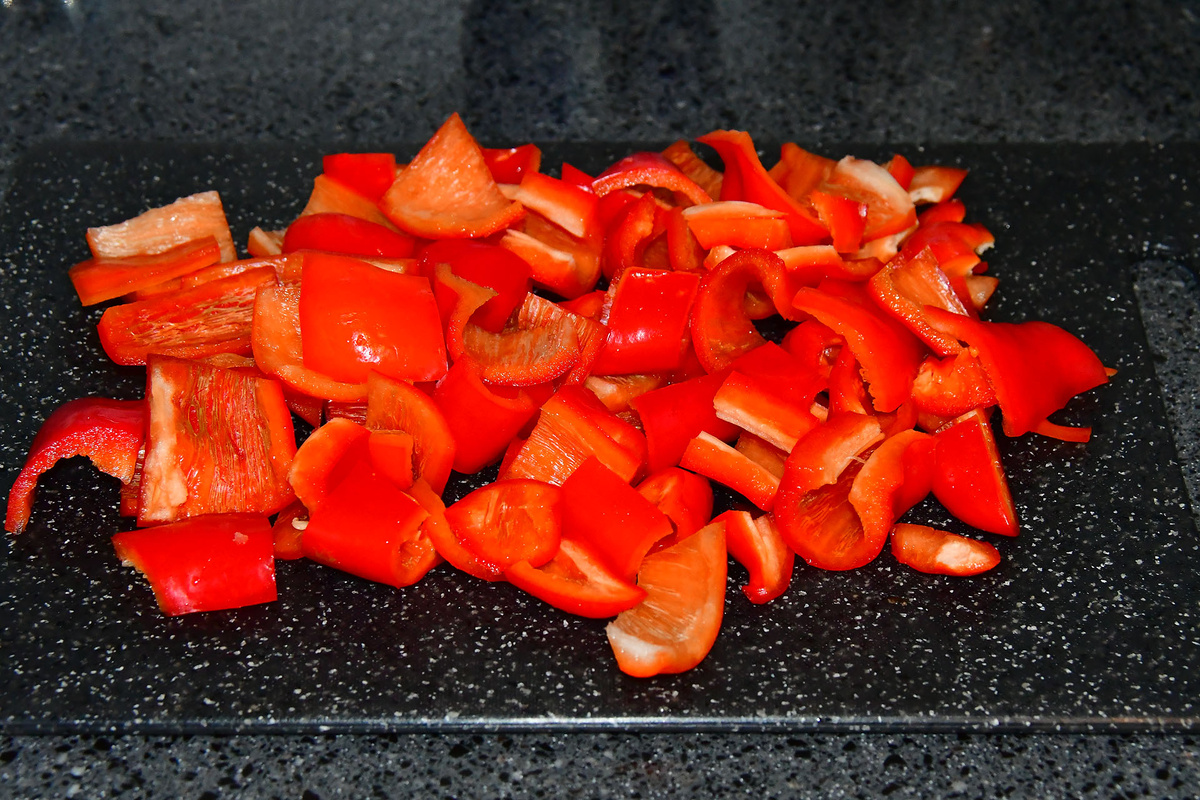 Перец нарезаем крупными кусками