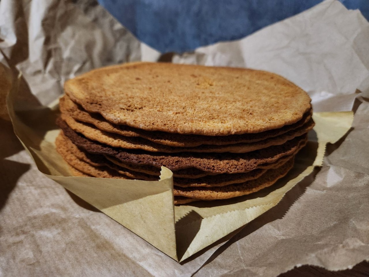 Готовые 8 коржей. Ждут когда их намажут кремом