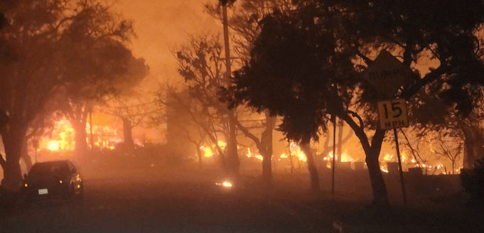 Пламя охватило строения возле Палисейдс