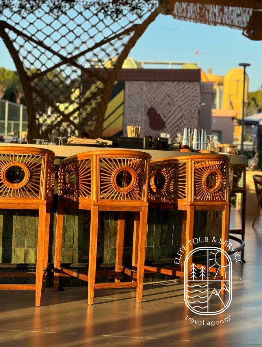 Среди туристов и топовых турагентств был проведен опрос, который показал,что народ хочет хлеба и зрелищ! В случае с ETHNO BELEK туристы, которые посетили этот отель с лета 2024 года, хотели бы видеть в отеле ночной клуб. И вот случилось! Руководство ETHNO приняло решение об открытии на территории отеля ночного клуба, да не простого, а пропитанного африканской стилистикой. Будет жарко!