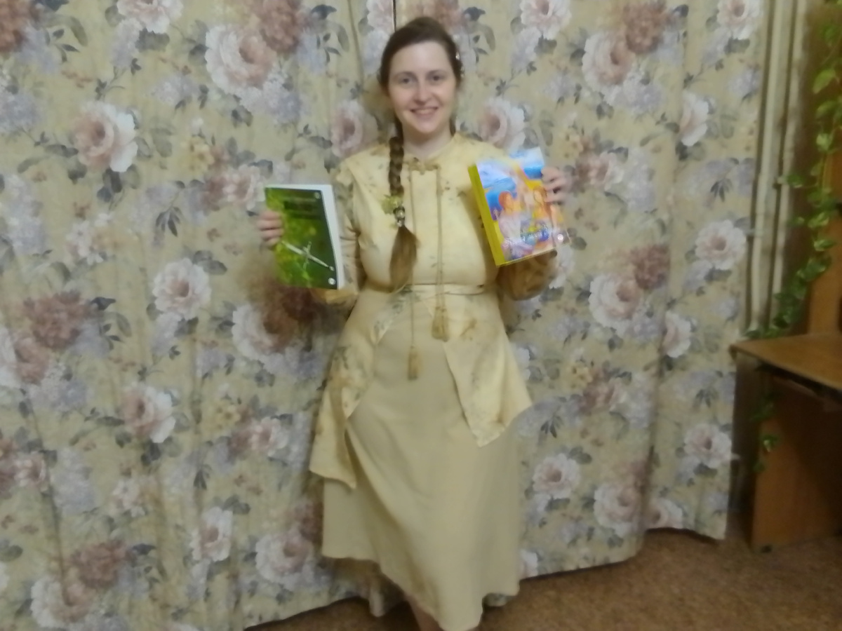 Автор блога Свительская Елена Юрьевна со своими книгами "Песня моей души" и "Вампир-самозванец" 